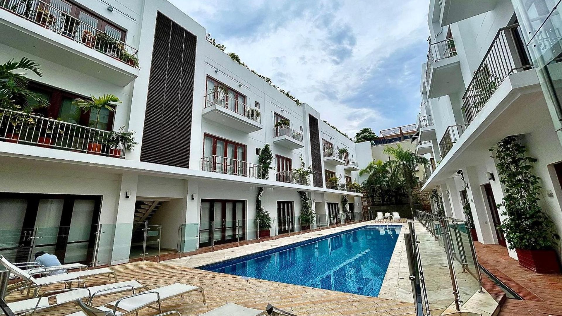 1br Modern In Old In Colonial Building *