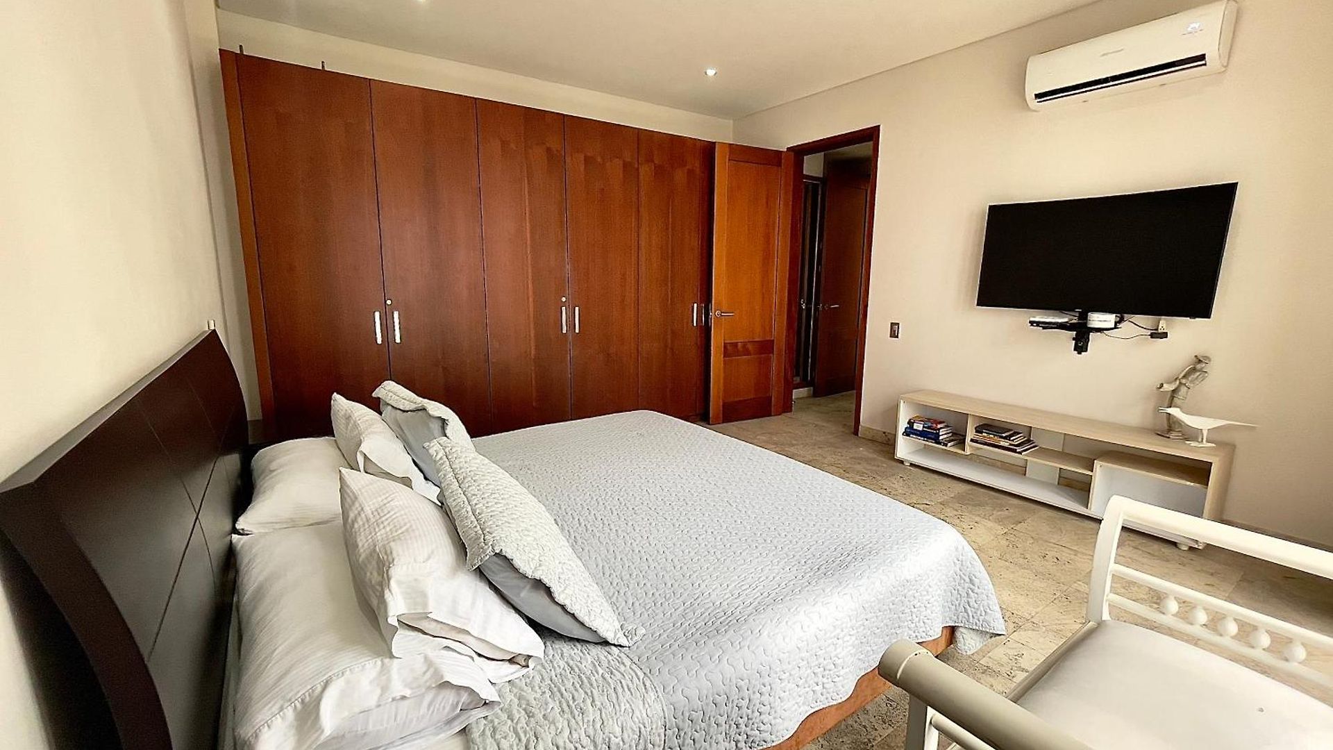 1br Modern In Old In Colonial Building *