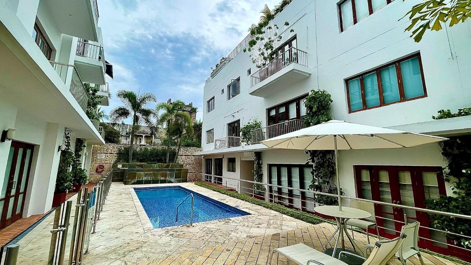 1br Modern In Old In Colonial Building *